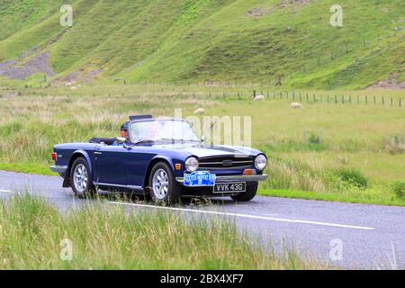 MOFFAT, ÉCOSSE - 29 JUIN 2019 : 1968 Triumph TR6 Roadster voiture de sport dans un rallye automobile classique en route vers la ville de Moffat, Dumfries et Gallo Banque D'Images