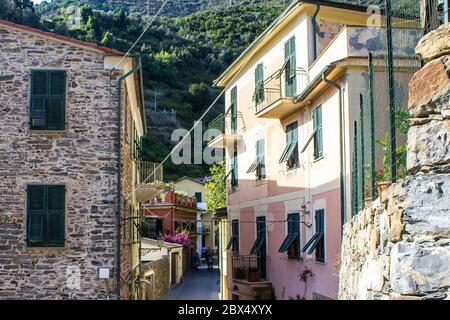 Vernazza, Italie - 8 juillet 2017 : vue sur le village de Vernazza par une journée ensoleillée Banque D'Images