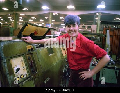 GDR / Brandebourg / Industrie / décembre 1989 Brandenburg transmission usine, construction d'usine. Transmissions pour camions produites par l'usine. Le travail des femmes sur les machines était normal. L'usine était périmée, les conditions de travail étaient mauvaises. Femme au tour // usine IFA / Brandebourg / Havel / [traduction automatique] Banque D'Images