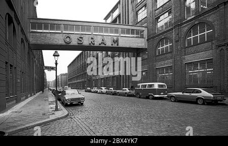 Berlin-Bezirke / Wedding / 1979 usine Osram à Oudenarder Strasse, une des usines mères // Industrie / Histoire / Histoire à partir de 1893, des filaments d'osmium et de tungstène ont été produits ici, OS et RAM. OSRAM a été fondé en 1919 par Siemens Halske, AEG et d'autres pour reconquter les marchés perdus pendant la guerre. OSRAM a bientôt été l'un des plus grands fabricants de lampes à incandescence au monde. À partir de 1978, Siemens était le seul propriétaire. À la fin des années 80, 3000 personnes étaient employées à Wedding. Les différents bâtiments ont été construits sur plusieurs décennies par différents architectes. [automatisé Banque D'Images