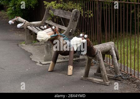 Sedbergh, Cumbria, Royaume-Uni. 4 juin 2020. Les chiens en bois portant leur propre EPI sur le côté de la route d'entrée de Sedbergh, Cumbria, rappelant aux visiteurs de rester vigilants face au coronavirus. Crédit : John Eveson/Alay Live News Banque D'Images