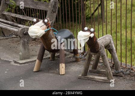 Sedbergh, Cumbria, Royaume-Uni. 4 juin 2020. Les chiens en bois portant leur propre EPI sur le côté de la route d'entrée de Sedbergh, Cumbria, rappelant aux visiteurs de rester vigilants face au coronavirus. Crédit : John Eveson/Alay Live News Banque D'Images