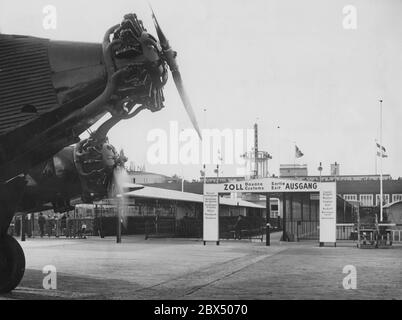 Vue sur les sorties de l'aéroport de Tempelhof. Sur la gauche, prenez la sortie pour le dédouanement, sur la droite, prenez la sortie pour la ville. Au premier plan se trouve un Junkers Ju 52. Banque D'Images