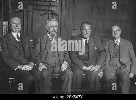 Les quatre présidents du Reichstag posent pour une photo commune (de gauche à droite) : le troisième vice-président Walther Graef (DNVP), le premier vice-président Thomas Esser (Zentrum), le président du Reichstag Hermann Goering (NSDAP) et le second vice-président Johann Rauch (BVP). Banque D'Images
