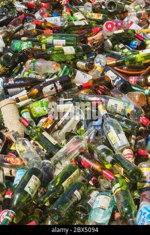 Pile de bouteilles usagées vides prêtes pour le recyclage. Banque D'Images