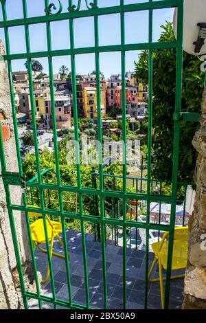 Corniglia, Italie - 8 juillet 2017 : vue sur les maisons colorées de Corniglia par la porte du jardin Banque D'Images