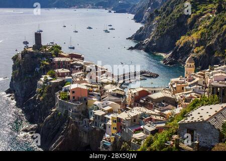 Vernazza, Italie - 8 juillet 2017 : vue sur le village de Vernazza sur un Da ensoleillé Banque D'Images