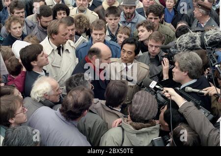 Berlin / GDR / début 15.3.1990 Maire Walter Momper, SPD. Réunion du SPD sur Alexanderplatz, à Berlin est, campagne électorale pour les élections de Volkammer en mars. La population est désireuse de l'information, l'écrasement est grand. Aussi parmi les journalistes. Interview avec la télévision japonaise dans la foule // élection / foule / 1990 / personnes *** Légende locale *** Governing Myor Walter Momper, SPD, sur Alexanderplatz en Allemagne de l'est (communiste). Normalement, c'est un territoire étranger, mais le mur a chuté et les règles de la Guerre froide ne sont plus valables. Campagne électorale pour l'Allemagne de l'est Banque D'Images