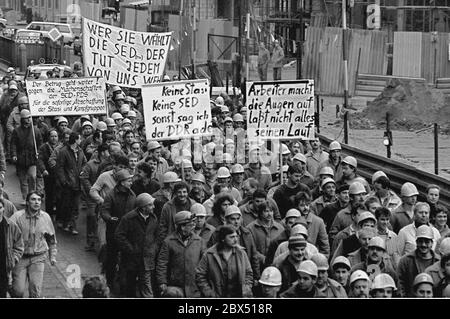 Berlin / GDR / janvier 1990 Démo en soutien à la Table ronde, le gouvernement Modrow n'a pas suivi les ordres de la Table ronde. Les ouvriers du bâtiment de Friedrichstrasse ont donc cessé de travailler et ont déménagé au Volksammer. La plupart d'entre eux ont travaillé pour VEB Ingenieurhochbau. -pas de Stasi, pas de SED. Sinon, je vous dirai au revoir au GDR. // opposition / Table ronde / changement / Accord / [traduction automatique] Banque D'Images