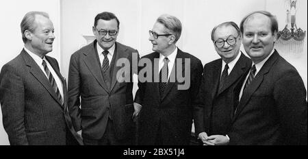 Berlin / partis / SPD / campagne électorale 4.3.1981 à Berlin. Le SPD mobilise son passé et rassemble tous les maires vivant encore pour soutenir Jochen Vogel: Willy Brandt, Klaus Schuetz, Jochen Vogel, Heinrich Albertz, Dietrich Stobbe // Sénat / Direction / [traduction automatique] Banque D'Images