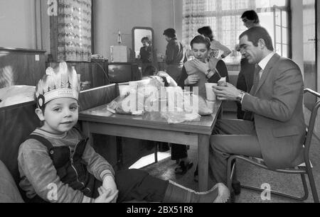 Berlin / étrangers / 1982 demandeurs d'asile de Pologne dans une maison à Neukoelln. Ils appartenaient au mouvement Solidarnosc et s'étaient enfuis de la dictature militaire. // PL / asile [traduction automatique] Banque D'Images