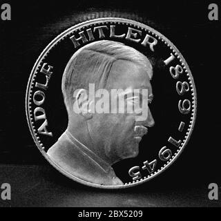 Berlin / groupes de droite / nazi / 1989 Médaille avec inscription: Un peuple, un Reich, un Führer et swastika, l'autre côté une photo d'Adolf Hitler. J'ai reçu la médaille de HG Lorenz, SPD, // radicaux de droite // [traduction automatique] Banque D'Images