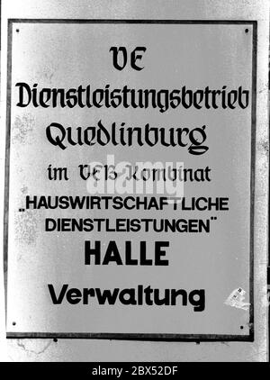 Saxe-Anhalt / GDR-Land / 1990 Sign In Quedlinburg qui illumine la structure des entreprises publiques: VEB Kombinat Hauswirtschaftliche Dienstleistungen, filiale à Quedlinburg, administration à Halle // Economie / socialisme / [traduction automatique] Banque D'Images