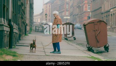 DDR-Land / Saxe / locataire résidentiel / 6/ 1990 Chemnitz (Karl-Marx-Stadt), quartier résidentiel Sonnenberg, locataire avec chien en début de matinée. Le trimestre a été assez défait. // Architecture / Décarie / Vieille ville [traduction automatique] Banque D'Images