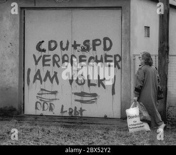 Saxe-Anhalt / GDR-Land / 1990 Dessau, Gropius Settlement: CDU et SPD, criminels parmi les gens, GDR vies // GDR / unification / partis / politique / GDR-Land [traduction automatique] Banque D'Images