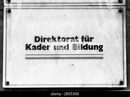 Saxe-Anhalt / GDR-Land / 1990 Vieille ville de Halle. Panneau indiquant la structure de l'économie de la RDA. Formation centrale et sélection du personnel de gestion // travail / gestion / économie planifiée [traduction automatique] Banque D'Images