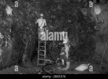 Thuringe / GDR / Economie / 1990 extraction d'uranium à Drosen près de Ronneburg, 600 mètres de profondeur. Le dynamitage est préparé dans le tunnel pour écraser la roche. Un maître de dynamitage prépare le dynamitage. En décembre 1989, l'uranium est encore extrait. La société appartenait à la VEB Wismut // Environnement / Mines / Radiation / la société germano-soviétique a été fondée après la formation de la RDA, afin de permettre à l'Union soviétique de continuer à avoir accès à l'uranium dans l'Erzgebirge. De 1946 à 1990, plus de 200,000 000 tonnes de minerai d'uranium ont été extraites. Lorsque l’extraction de l’uranium a été arrêtée en 1990, de vastes zones ont été réservées Banque D'Images