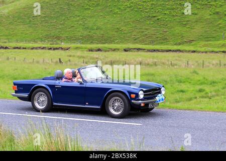 MOFFAT, ÉCOSSE - 29 JUIN 2019 : 1971 Triumph TR6 voiture de sport dans un rallye automobile classique en route vers la ville de Moffat, Dumfries et Galloway Banque D'Images