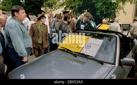 GDR / unification / Russes / Commerce / 1990 Cottbus: Les concessionnaires occidentaux offrent des voitures d'occasion avec des slogans inhabituels:- conduire maintenant, payer le 2 juillet-. C'était la date de l'échange de GDR-Mark à D-Mark. Les officiers soviétiques intéressés. Ils retourneraient en Russie après la réunification et emprendront la voiture avec eux. // revirement / Soviétiques / Accord / [traduction automatique] Banque D'Images