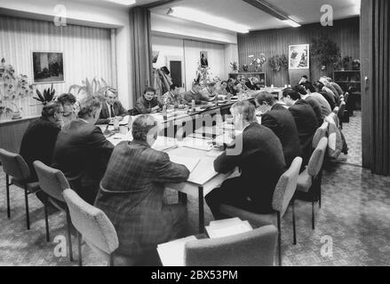 GDR-Land / Saxe-Anhalt / décembre 1989 VEB Rohrleitungs-Kombinat à Bitterfeld, usine de Muldenstein, dans cette usine moderne des tuyaux de grand diamètre ont été fabriqués. Conférence de ligne: Les gestionnaires (directeurs et responsables opérationnels) des différentes usines de la moissonneuse-batteuse discutent du bilan annuel. En 1990, quelque 16 000 personnes étaient employées à la moissonneuse-batteuse. // Trust / Entreprises / Conférence [traduction automatique] Banque D'Images