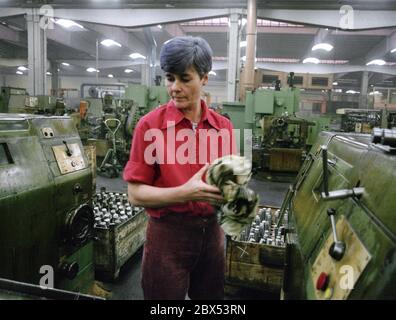 GDR / Brandebourg / Industrie / décembre 1989 Brandenburg transmission usine, construction d'usine. Transmissions pour camions produites par l'usine. Le travail des femmes sur les machines était normal. L'usine était périmée, les conditions de travail étaient mauvaises. Femme au tour // usine IFA / Brandebourg / Havel / [traduction automatique] Banque D'Images