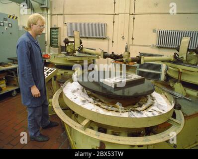 Thueringen / Jena / VEB Carl Zeiss Jena, 1990 ce sont des machines à roder. Les supports des systèmes d'exposition par faisceau d'électrons sont mis à la terre. Ils doivent être très plats et précis. // Economie / Industrie / Electronique / GDR / confiance / Etats fédéraux [traduction automatique] Banque D'Images