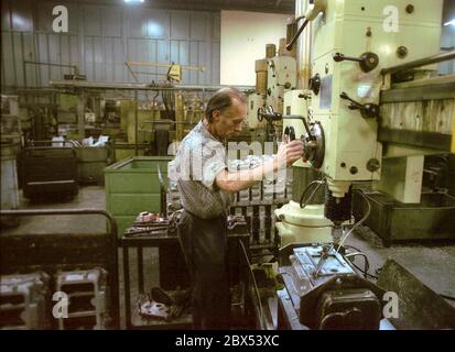 GDR / Brandebourg / Industrie / décembre 1989 Brandenburg transmission usine, construction d'usine. Transmissions pour camions produites par l'usine. Travailleurs de machines obsolètes // usine IFA / Brandebourg / Havel / [traduction automatique] Banque D'Images