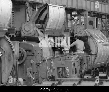 Berlin / Koepenick / GDR / Industrie 12 / 1989 KWO-Kabelwerke Obersfree. Les câblodistribution ont été privatisés et vendus à une société britannique. L'usine a été fermée en 2002. // travail / confiance / privatisation en 1888, AEG a construit un grand complexe industriel à Wedding sur Ackerstrasse, qui est rapidement devenu trop petit. Ils ont pris le contrôle d'un site encore plus grand sur Voltastrasse. Les immenses usines ont produit presque tout ce qu'AEG les a vendus : petits moteurs et turbines géantes, lampes à incandescence et grandes machines. Lorsque le site est devenu trop petit, AEG a construit des usines plus grandes à Oberschoeneweide. En 1978, le Banque D'Images