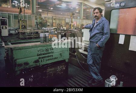 GDR / Brandebourg / Industrie / décembre 1989 Brandenburg transmission usine, construction d'usine. Transmissions pour camions produites par l'usine. À la machine un travailleur polonais. // usine IFA / Brandebourg/ Havel / Pologne / travailleurs invités / étrangers [traduction automatique] Banque D'Images
