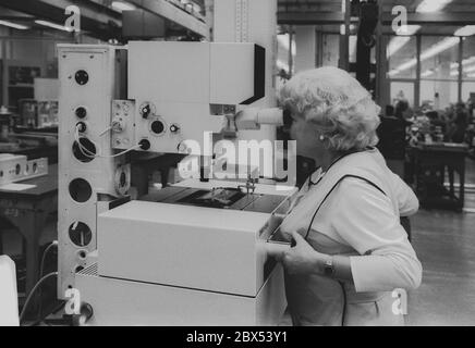 Thueringen / Jena / GDR / Economie / 1990 Zeiss-Jena, usine mère, ici assemblage et réglage du microscope sont effectués. L'usine a été déchirée entre-temps. A sa place il y a un centre commercial (Goethe-Galerie). // travail des femmes / Industrie des métaux [traduction automatique] Banque D'Images