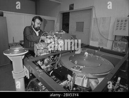 Thueringen / Jena / / GDR / Industrie / 1990 VEB les unités d'exposition au faisceau d'électrons Carl-Zeiss-Jena sont configurées. Ils sont utilisés pour l'exposition des circuits électroniques. Cette partie de Zeiss-Jena a été poursuivie par JENOPTIK. Les unités d'exposition ont été utilisées pour la production de copeaux. Photo: Un dispositif est monté sur la plaque de base très élaborée // Industrie / Electronique / Zeiss / GDR / travail / [traduction automatique] Banque D'Images