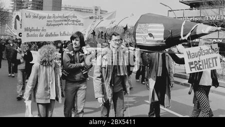 Berlin / 1980-ies / 4.4.1983 Marche de Pâques sur Tauentzienstrasse. La manifestation s'inscrivait dans le cadre de la campagne contre le réarmement, l'armement et le stationnement de missiles nucléaires en Allemagne de l'Ouest. Les patients ont besoin de l'argent--. Groupe de l'OeTV (aujourd'hui Verdi), Auguste-Viktoria-Hospital // gauche / Guerre / Catholiques / désarmement / mouvements de paix / alliés [traduction automatique] Banque D'Images