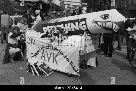 Berlin / 1980-ies / 4.4.1983 Marche de Pâques sur Tauentzienstrasse. La manifestation s'inscrivait dans le cadre de la campagne contre le réarmement, l'armement et le stationnement de missiles nucléaires en Allemagne de l'Ouest. Les patients ont besoin de l'argent--. Groupe de l'OeTV (aujourd'hui Verdi), Auguste-Viktoria-Hospital // gauche / Guerre / Catholiques / désarmement / mouvements de paix / alliés [traduction automatique] Banque D'Images