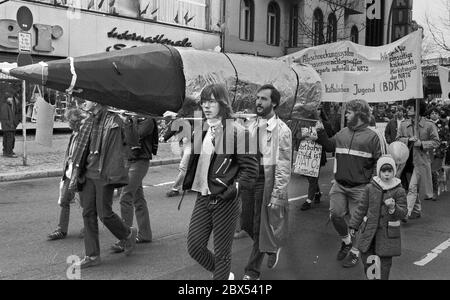 Berlin / 1980-ies / 4.4.1983 Marche de Pâques sur Tauentzienstrasse. La manifestation s'inscrivait dans le cadre de la campagne contre le réarmement, l'armement et le stationnement de missiles nucléaires en Allemagne de l'Ouest. Les patients ont besoin de l'argent--. Groupe de l'OeTV (aujourd'hui Verdi), Auguste-Viktoria-Hospital // gauche / Guerre / Catholiques / désarmement / mouvements de paix / alliés [traduction automatique] Banque D'Images