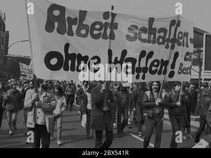 Berlin / 1980-ies / 4.4.1983 Marche de Pâques sur Tauentzienstrasse. La manifestation s'inscrivait dans le cadre de la campagne contre le réarmement, l'armement et le stationnement de missiles nucléaires en Allemagne de l'Ouest // gauche / guerre / Catholiques / désarmement / mouvements de paix / alliés [traduction automatique] Banque D'Images