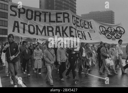 Berlin / 1980-ies / 4.4.1983 Marche de Pâques sur Tauentzienstrasse. La manifestation s'inscrivait dans le cadre de la campagne contre le réarmement, l'armement et le stationnement de missiles nucléaires en Allemagne de l'Ouest. -sportifs contre les missiles nucléaires- // gauche / guerre / désarmement / mouvement de paix / alliés [traduction automatique] Banque D'Images