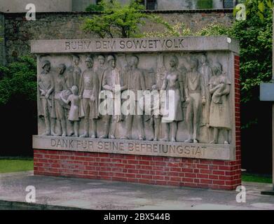 Etat de la République démocratique du Nord / Saxe / Etats fédéraux / Torgau / 1990 Monument soviétique, Armée rouge. Les troupes soviétiques et américaines se sont réunies à Torgau en 1945. Berlin était encerclée. A l'époque de la RDA, c'était un monument important. // Histoire / Guerre / alliés [traduction automatique] Banque D'Images