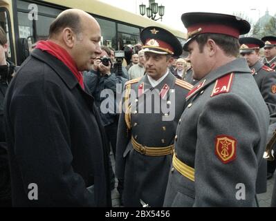 Berlin / GDR / unité / début 1990 Walter Momper, SPD, maire de Berlin-Ouest, avec des soldats soviétiques à Berlin-est, devant l'Hôtel de ville Rouge. Le groupe militaire lui a permis de se retrouver dans la cale. Le GDR existe toujours, le SED est toujours au pouvoir. L'Union soviétique est l'une des puissances victorieuses alliées. / alliés / Soviétiques / militaire / unification [traduction automatique] Banque D'Images