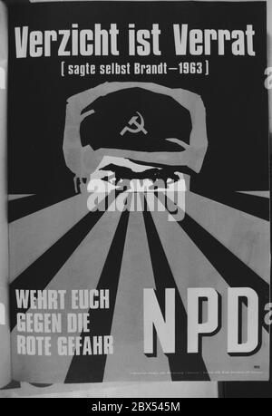 Berlin / Histoire / 1987 affiche NPD des années 1960. À l'époque, il s'est dirigé contre l'Ostpolitik de Brandt. Montre un soldat soviétique comme un danger imminent. Photographié dans une exposition pour le 750ème anniversaire. La même affiche est également disponible auprès de la CDU, avec un texte différent. Voir CDU // anti-communisme / Hammer-Sickle / conservateur / droite / Marxisme / campagne électorale [traduction automatique] Banque D'Images