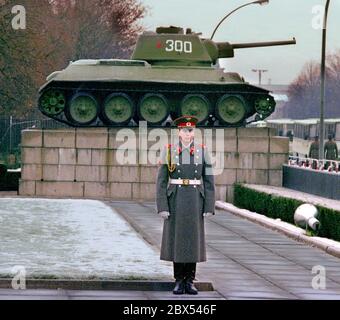Berlin / Allemagne / RDA / unification 1990 l'armée soviétique devant le mémorial soviétique à Berlin-Ouest, un groupe d'officiers. C'est le jour du départ. Avec l'unification, le statut d'occupation de Berlin prend fin le lendemain, ces officiers sont seulement invités. Les casernes de Berlin-Karlshorst seront évacuées. Photo: Un soldat de l'Armée rouge devant un char T34 de la Seconde Guerre mondiale // Statut de Berlin / Accord / RDA / Soviet [traduction automatique] Banque D'Images