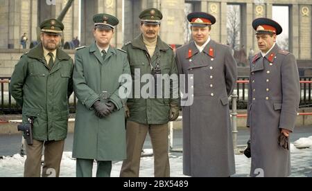 Berlin / Allemagne / GDR / unification 1990 le retrait officiel de l'Armée rouge est célébré devant le monument soviétique à la porte de Brandebourg. Au revoir, quelques représentants du pouvoir en Allemagne prennent une photo de groupe: 2 policiers de Berlin Ouest, un policier national du GDR, 2 officiers de l'Armée rouge // unité / police / militaire / unification [traduction automatique] Banque D'Images