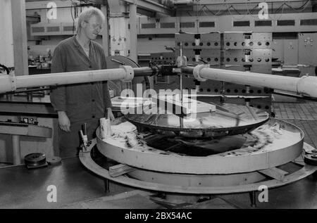 Thueringen / Jena / VEB Carl Zeiss Jena, 1990 ce sont des machines à roder. Ils meulent les supports pour les systèmes d'exposition par faisceau d'électrons. Ils doivent être très plats et précis. // Economie / Industrie / Electronique / GDR / Trust [traduction automatique] Banque D'Images