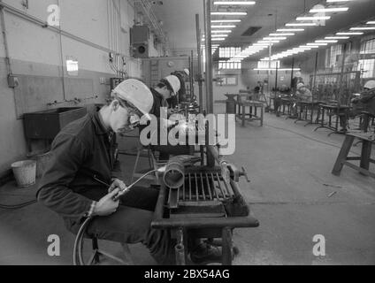 Fin de la RDA / Saxe-Anhalt / Metall-Industrie VEB Rohrleitungs-Kombinat à Bitterfeld, usine de Muldenstein, décembre 1989: Cette usine moderne a produit des tuyaux de grand diamètre et a été reprise plus tard par Mannesmann. L'atelier de formation et les apprentis serruriers au soudage. // Treuhand / Women / en 1894, la société Chemische Fabrik Griesheim (Francfort-sur-le-main) construit une usine à Bitterfeld pour la production de chaux chlorée par électrolyse. En 1900, le procédé a également servi à extraire du magnésium et de l'aluminium, et en 1923 Griesheim a déménagé complètement à Bitterfeld. Plus d'entreprises se sont installées près de Banque D'Images