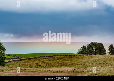 Kirkby Stephen, Cumbria, Royaume-Uni. 4 juin 2020. Le temps de la douche causant un arc-en-ciel horizontal sur les coquillages près de Kirkby Stephen, Cumbria. Crédit : John Eveson/Alay Live News Banque D'Images