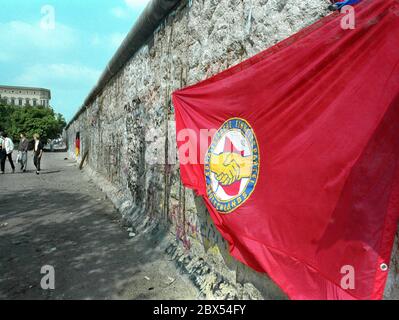 Quartiers de Berlin / Kreuzberg / GDR / 11 /1989 Kreuzberg, Zimmerstrasse: Troedler vend des pièces du mur comme souvenirs. Le mur est déjà très bien battu et plein de trous, coupés par les pacanes de mur. En face d'un indicateur GDR. Fin de la RDA, fin du mur // mur de Berlin / Histoire / communisme / [traduction automatique] Banque D'Images