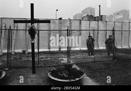 Berlin / districts / Kreuzberg / 1976 le monument de Peter Fechter, qui a été tourné par les gardes frontière de la RDA, dans la Zimmerstrasse. Les gardes-frontières se tiennent sur le côté ouest du mur, qui est en cours de renouvellement. // mur GDR / vues [traduction automatique] Banque D'Images