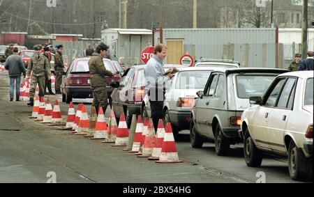 Berlin / GDR / mur / 24.12.1989 Potsdamer Platz la veille de Noël. Les gardes frontière de la RDA agissent comme si un permis et un laissez-passer étaient encore nécessaires. Officiellement, le GDR existe toujours, mais en réalité il est déjà parti. Les contrôles sont effectués sur Leipziger Strasse // unification / Wende / région / GDR Histoire du mur / communisme [traduction automatique] Banque D'Images