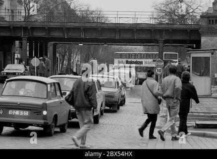 Berlin / Wedding / Pankow / fin de la RDA / début 1990 UN poste frontalier temporaire est établi à Wollankstrasse. Le GDR exécute toujours les commandes. Le Trabant se rend à Berlin Ouest, Wedding. La rue a été murée sous le pont avant la réunification. // mur de Berlin / / districts [traduction automatique] Banque D'Images