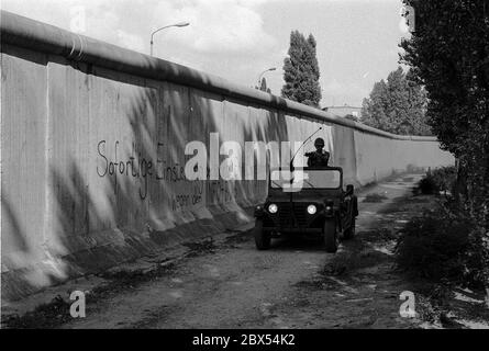 Quartiers de Berlin / GDR / Histoire / 12 / 1978 Borderpartouille des Américains-américains à la Stallschreiberstrasse à Kreuzberg, qui appartenait au secteur américain. Berlin était une ville d'occupation, les puissances occupantes les vrais maîtres de la ville jusqu'en 1990 // socialisme / Border / 1978/ [traduction automatique] Banque D'Images