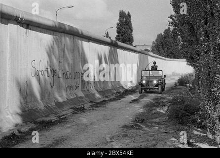 Quartiers de Berlin / GDR / Histoire / 12 / 1978 Borderpartouille des Américains-américains à la Stallschreiberstrasse à Kreuzberg, qui appartenait au secteur américain. Berlin était une ville d'occupation, les puissances occupantes les vrais maîtres de la ville jusqu'en 1990 // socialisme / Border / 1978/ [traduction automatique] Banque D'Images